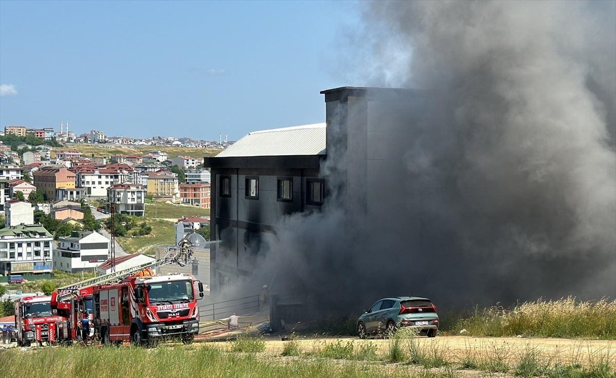 Arnavutköy'de bir fabrikada çıkan yangına itfaiye ekiplerince müdahale ediliyor.