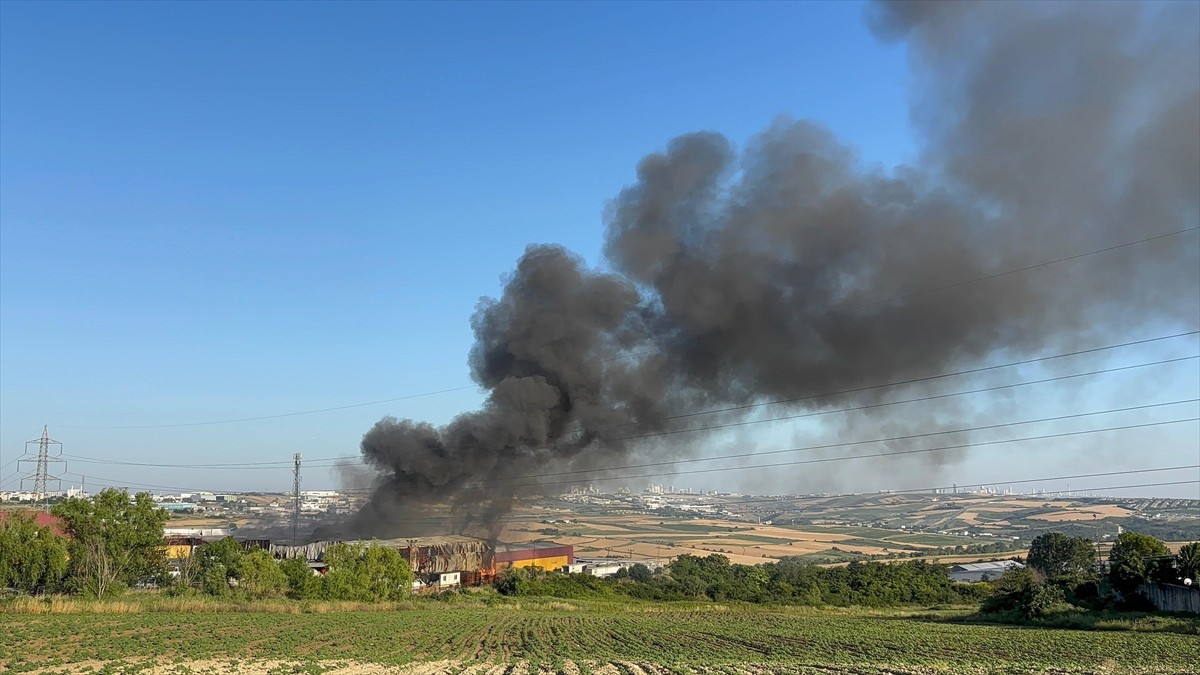 Arnavutköy'de lojistik deposunda çıkan yangına itfaiye ekipleri müdahale ediyor.