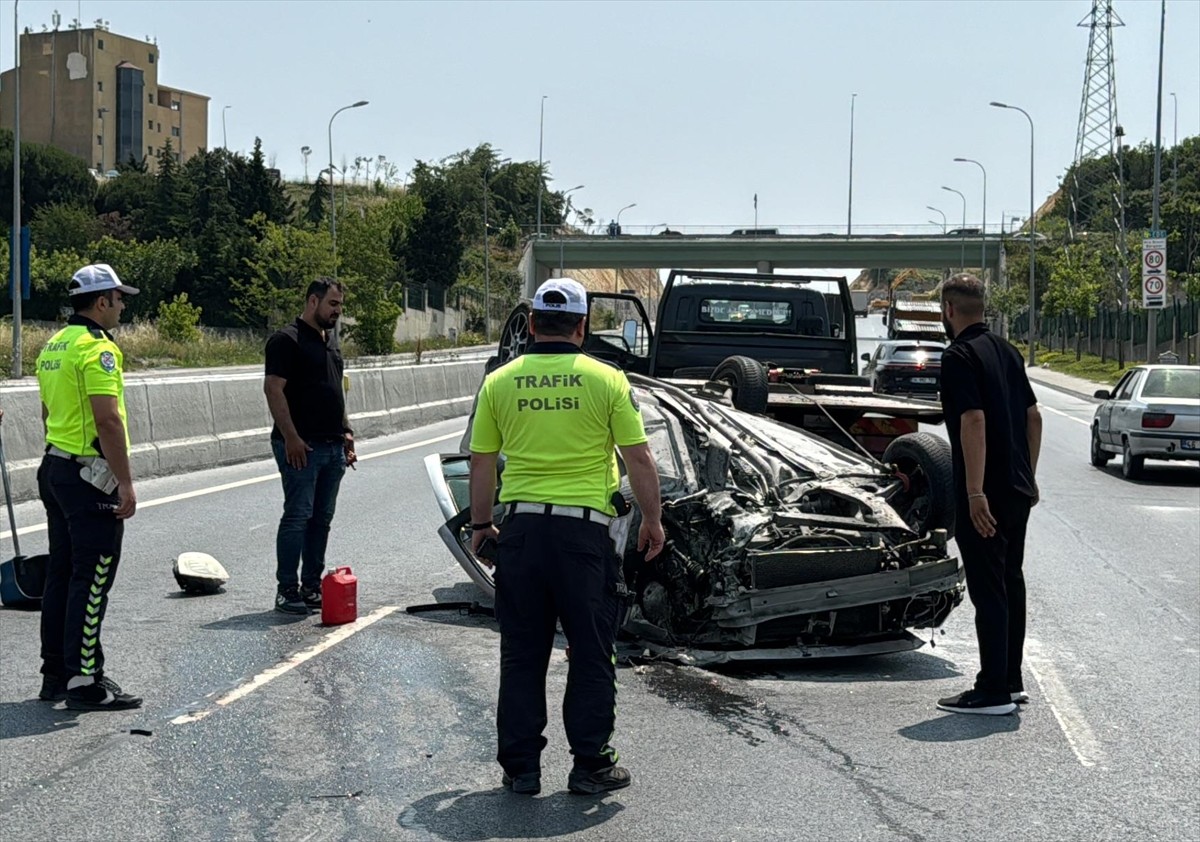 Arnavutköy'de refüje çarparak takla atan otomobilin sürücüsü yaralandı. İhbar üzerine olay yerine...