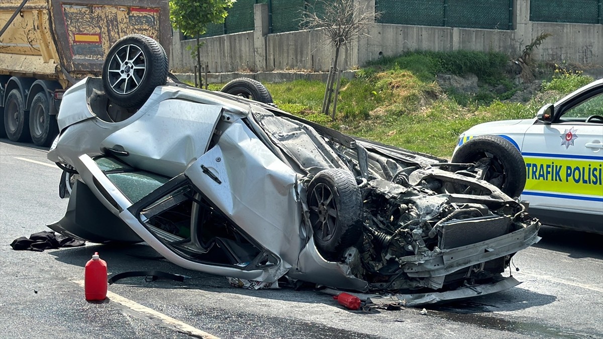 Arnavutköy'de refüje çarparak takla atan otomobilin sürücüsü yaralandı. İhbar üzerine olay yerine...