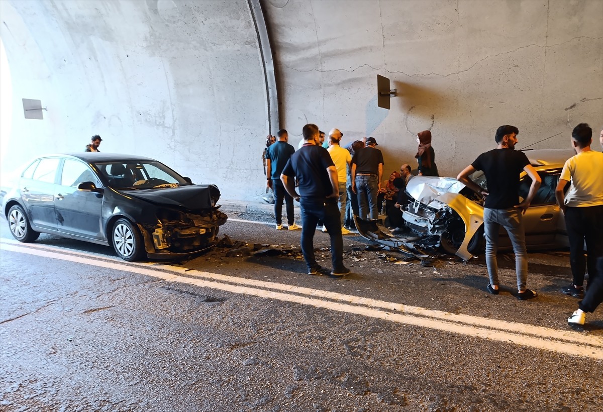 Artvin'de tünel içinde iki otomobilin çarpışması sonucu 5 kişi yaralandı. İhbar üzerine kaza...