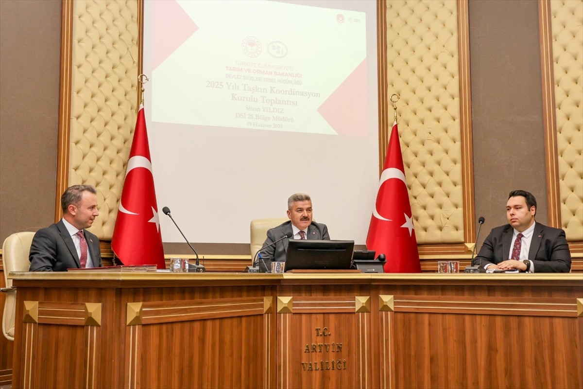 Artvin Valisi Turan Ergün (ortada), Valilik Çoruh Toplantı Salonu'nda düzenlenen Taşkın...