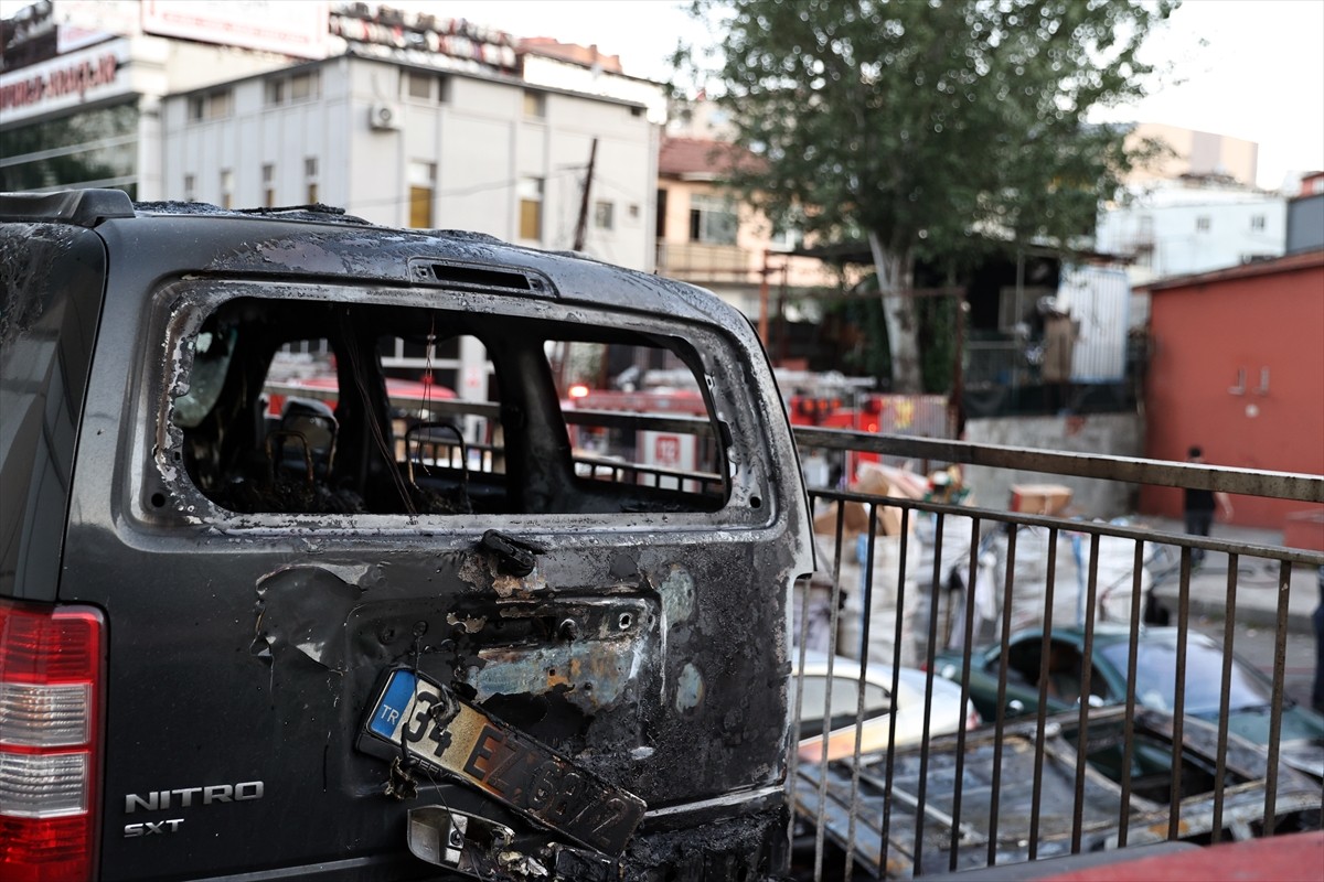 Ataşehir'de sanayi sitesinde çıkan ve bir otelin otoparkındaki araçlara da sıçrayan yangında çok...