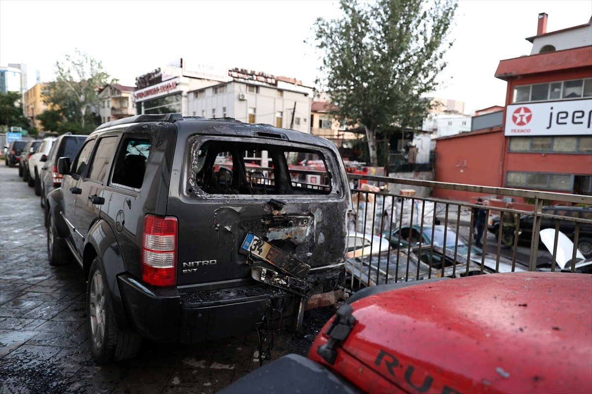 Ataşehir'de sanayi sitesinde çıkan ve bir otelin otoparkındaki araçlara da sıçrayan yangında çok...
