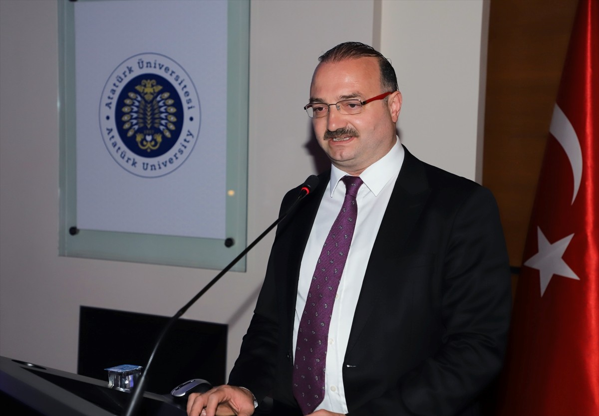 Atatürk Üniversitesi'nde, Türkiye Yüzyılı vizyonunda yükseköğretimin etkisinin ele alındığı...