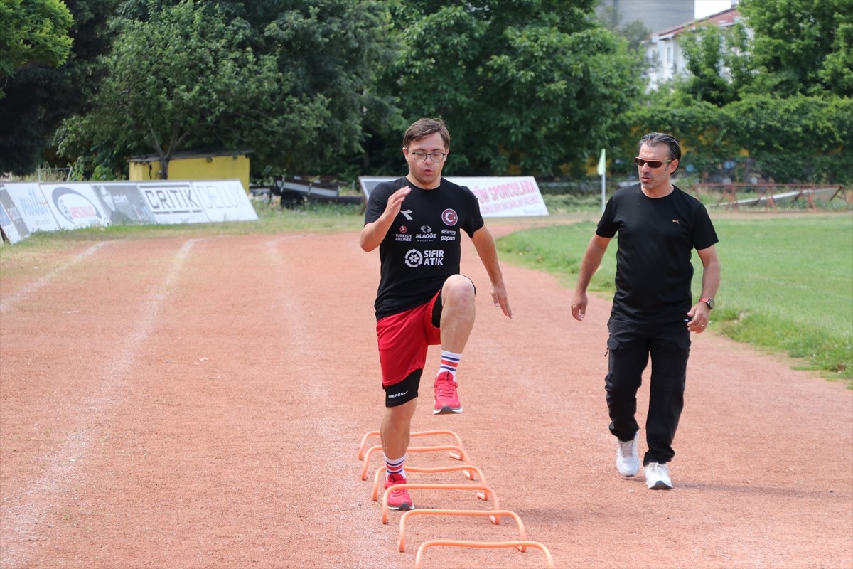 Atletizmde dünya ve Avrupa şampiyonluğu bulunan down sendromlu milli sporcu Emirhan Akçakoca...