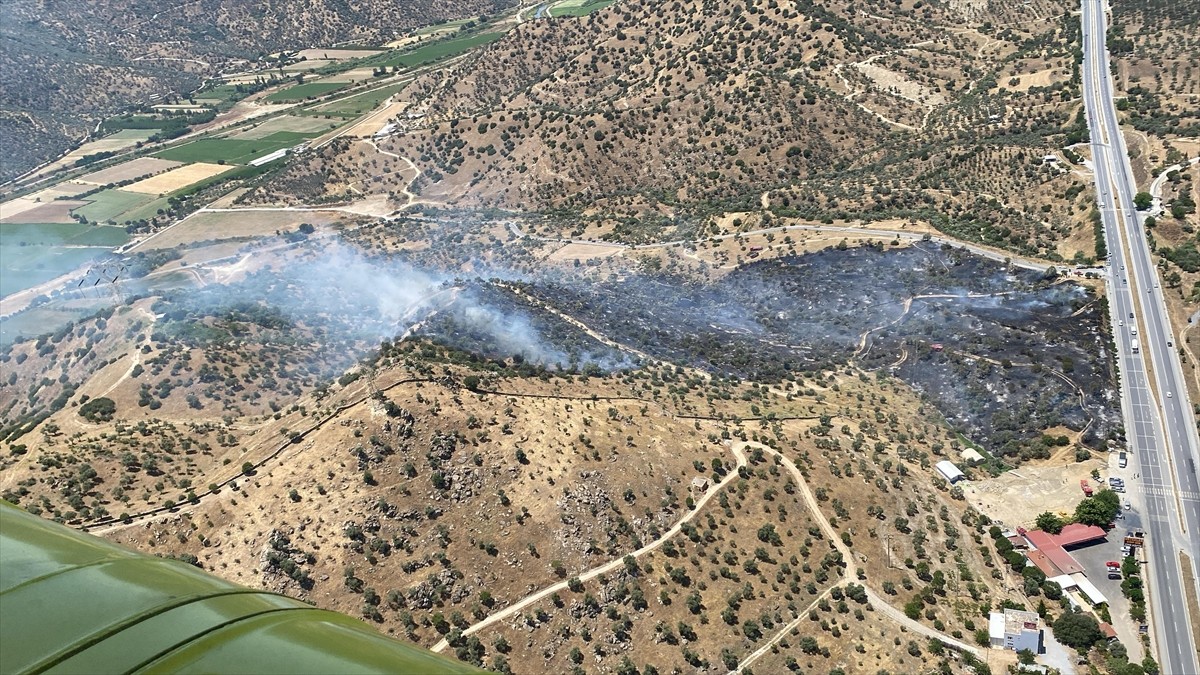 Aydın'ın Çine ilçesinde zeytin ağaçlarının bulunduğu alanda çıkan yangın havadan ve karadan...