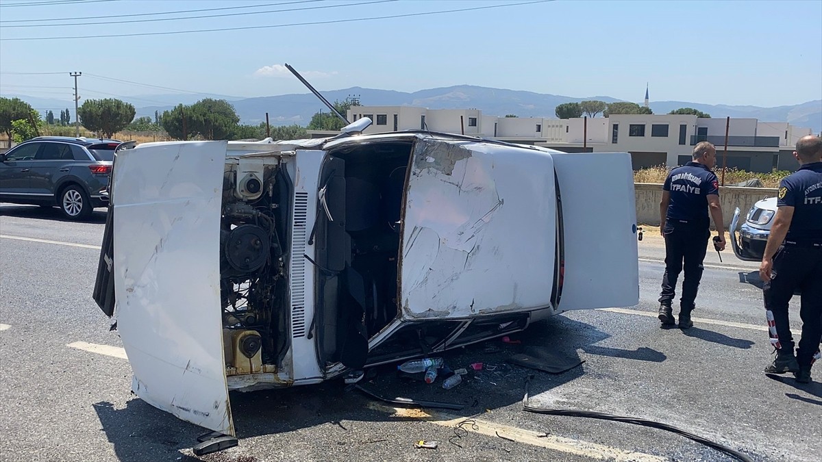 Aydın'ın Efeler ilçesinde iki otomobilin çarpışması sonucu 4 kişi yaralandı.