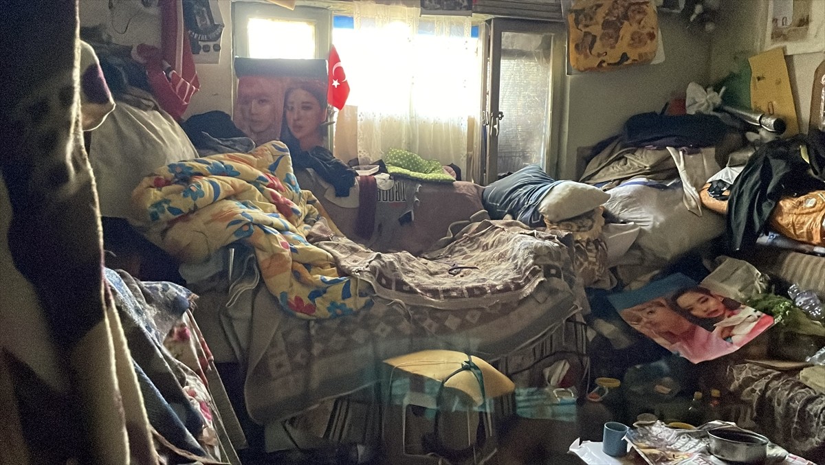 Aydın'ın Efeler ilçesinde temizlenen bir evden 4 kamyon çöp çıktı. Evde bulunan 12 kedi ile 3...