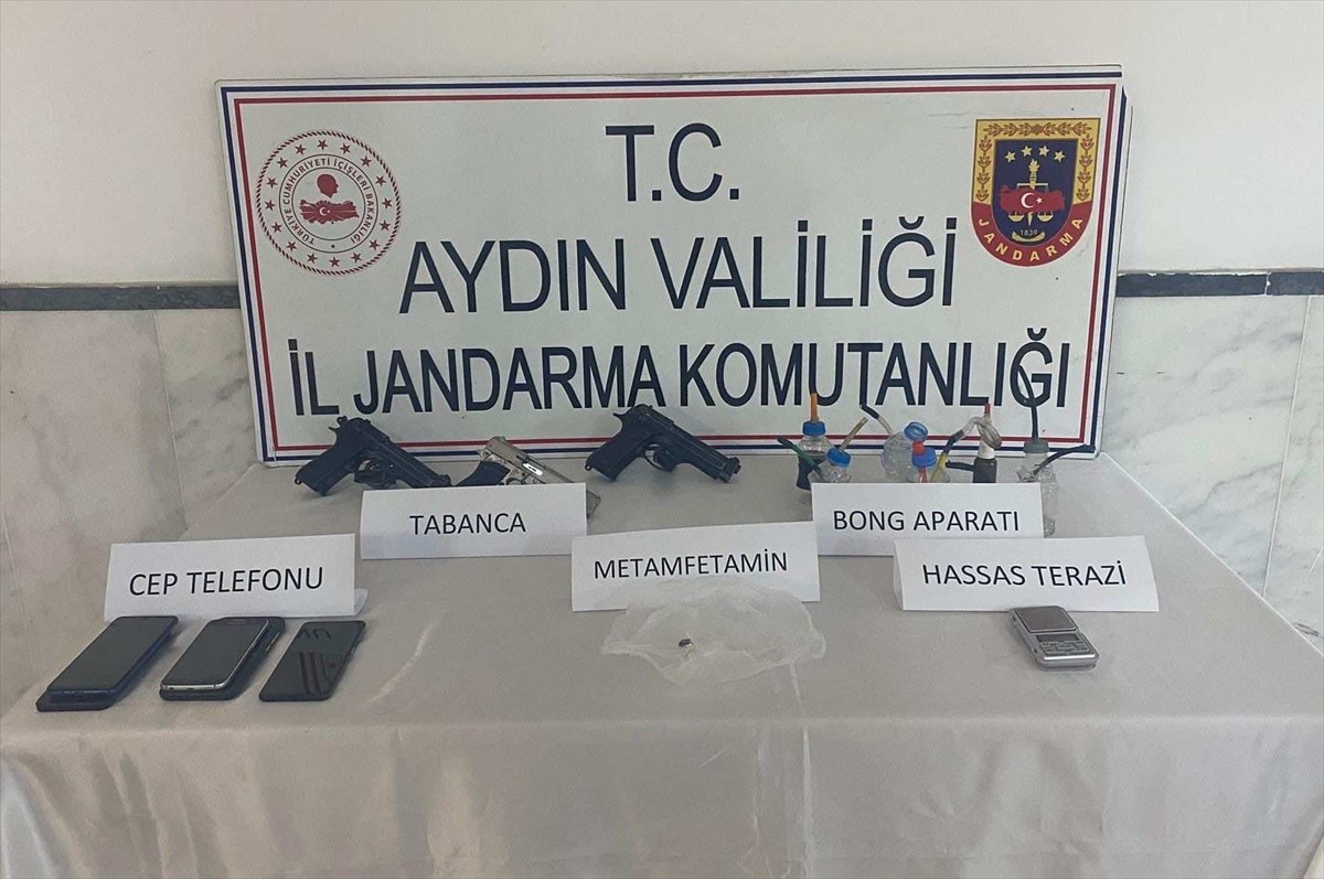 Aydın'ın Kuyucak ilçesinde uyuşturucu ticareti yapanlara yönelik operasyonda gözaltına alınan 3...