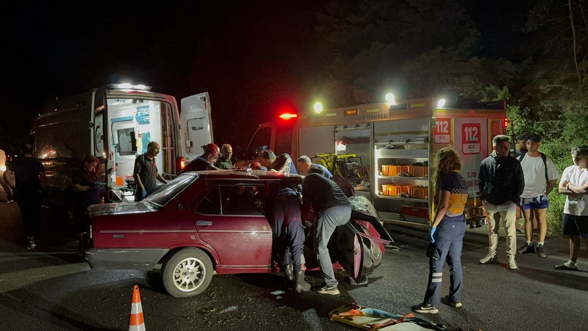 Aydın'ın Söke ilçesinde ters yönde ilerleyen otomobilin 2 araca çarpması sonucu 2 kişi yaralandı....