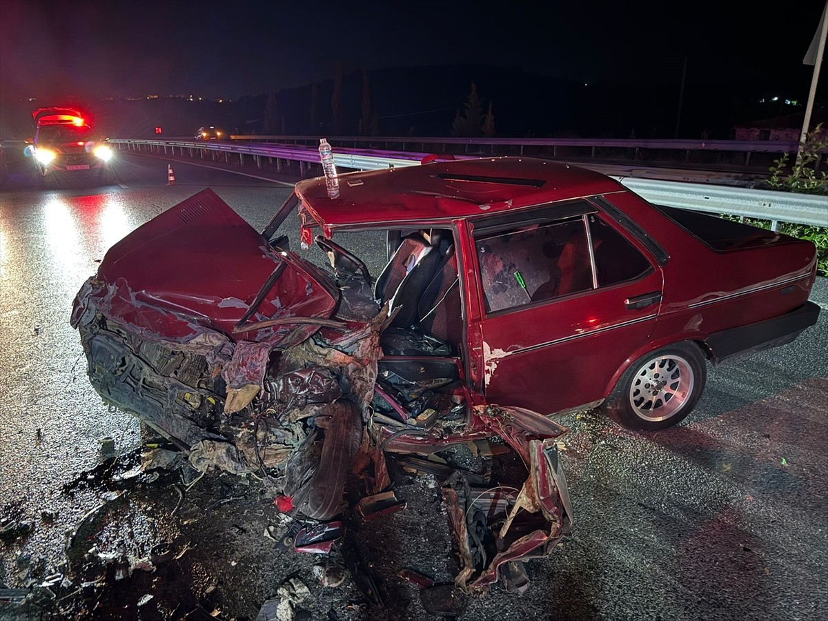 Aydın'ın Söke ilçesinde ters yönde ilerleyen otomobilin 2 araca çarpması sonucu 2 kişi yaralandı....