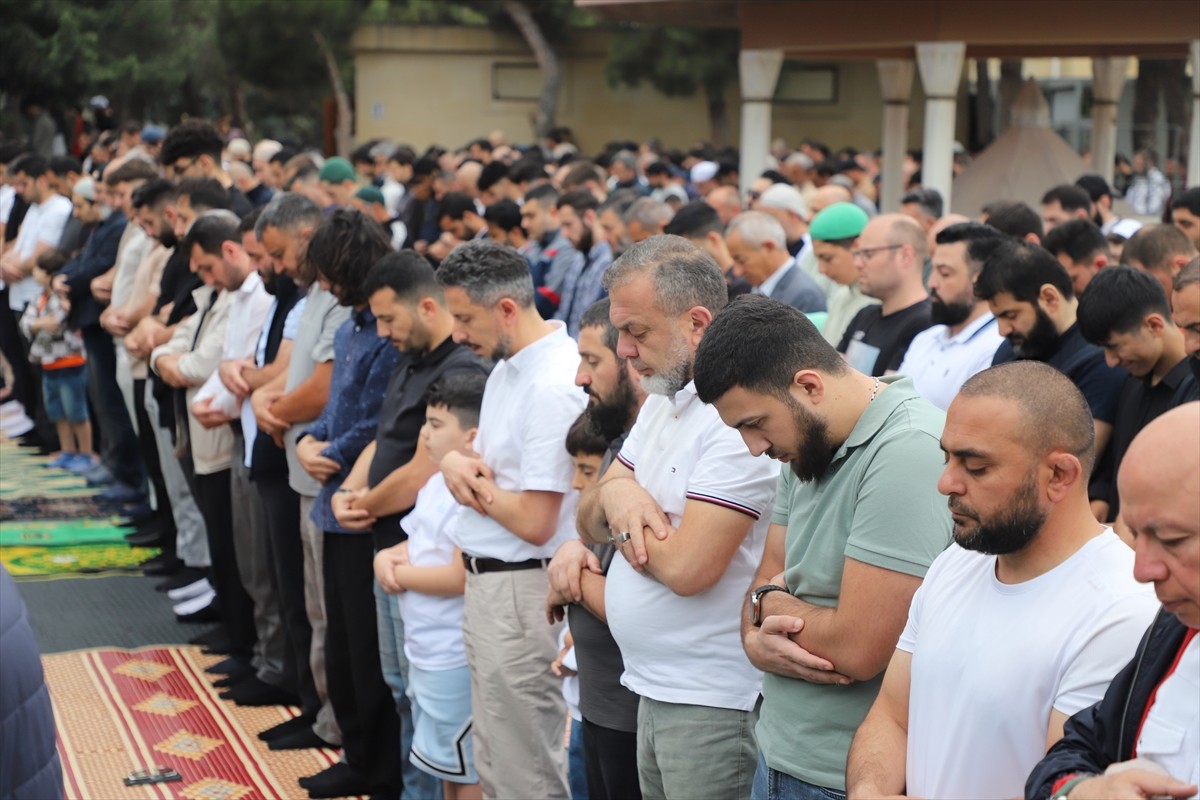 Azerbaycan'ın başkenti Bakü'de Kurban Bayramı dolayısıyla Şehitlik Camisi'ne gelenler bayram...