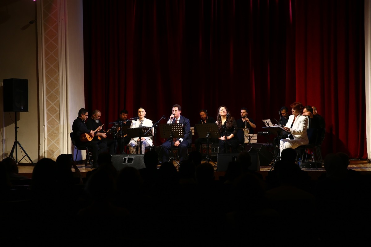 Azerbaycan'ın başkenti Bakü'de, "Özün Eğri İse Yola Zararsın - Şah İsmail Hatai Dinletisi"...