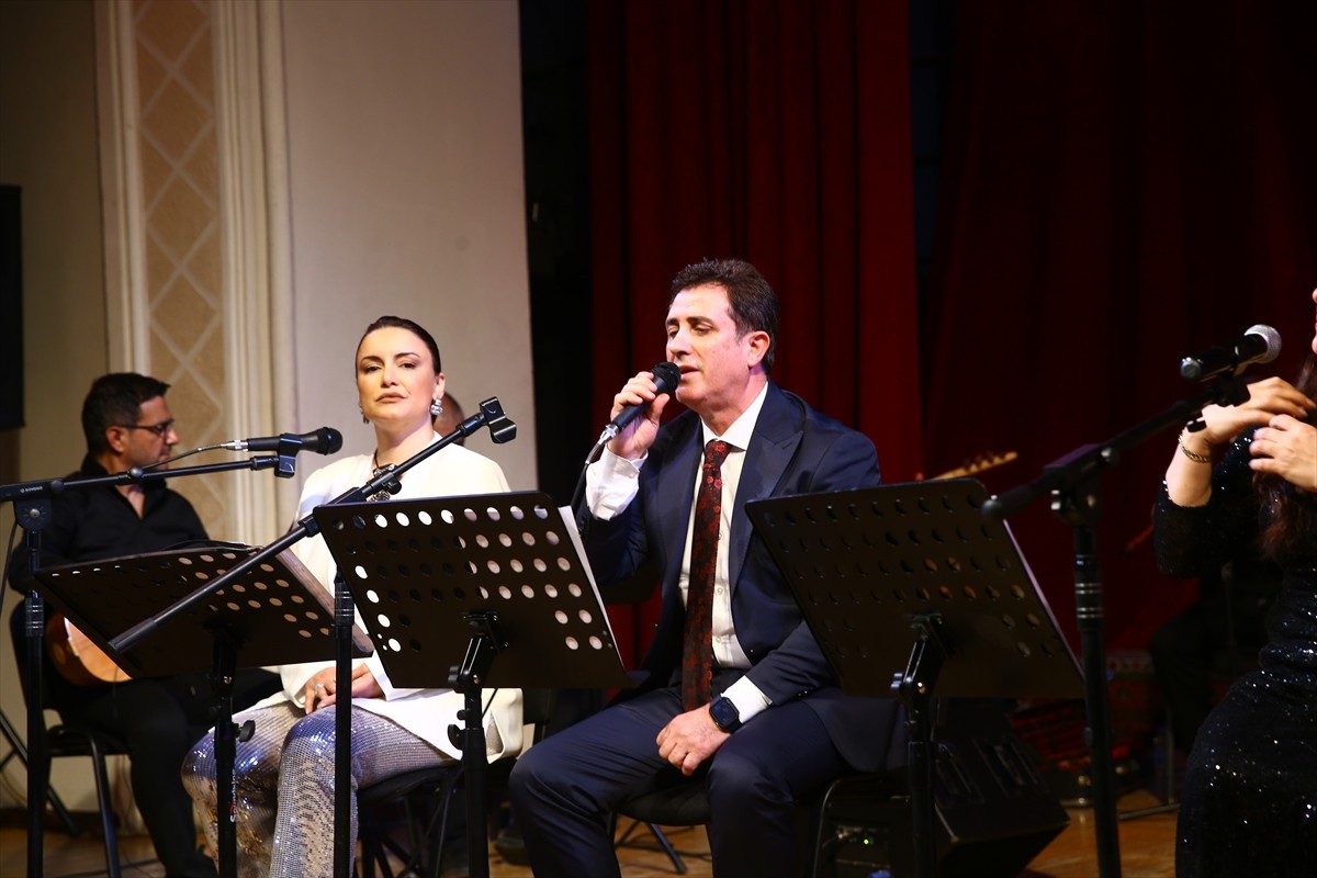 Azerbaycan'ın başkenti Bakü'de, "Özün Eğri İse Yola Zararsın - Şah İsmail Hatai Dinletisi"...