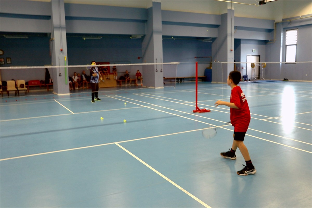 Badmintonda ulusal ve uluslararası organizasyonlarda dereceler elde eden 10 yaşındaki Muhammed...