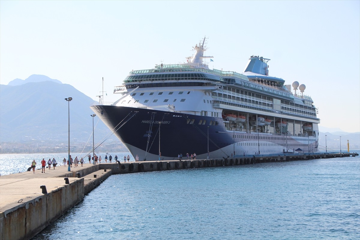 Bahama bayraklı kruvaziyer "Marella Discovery 2", Antalya'nın Alanya ilçesine geldi. 