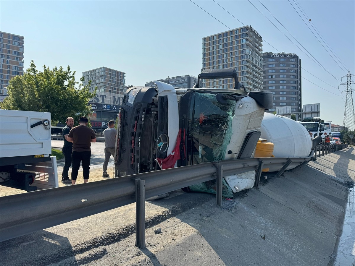 Bahçelievler'de kontrolden çıkan beton mikserinin devrilmesi sonucu yolda trafik yoğunluğu...