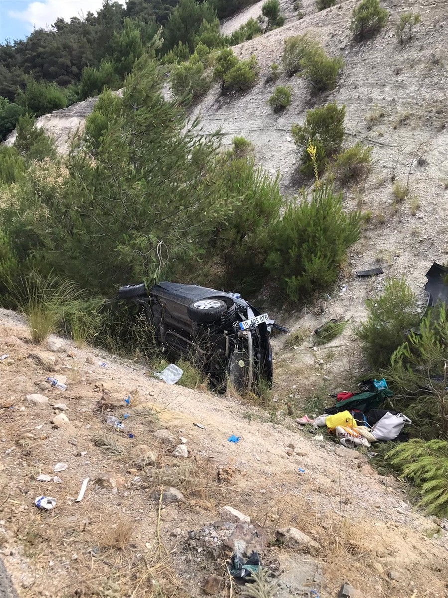 Balıkesir'de otomobilin şarampole devrilmesi sonucu 5 kişi yaralandı.
