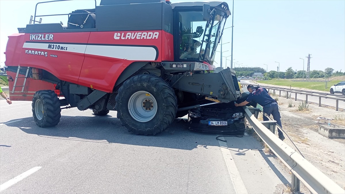 Balıkesir'in Altıeylül ilçesinde biçerdöverle çarpışan otomobildeki 2 kişi yaralandı.