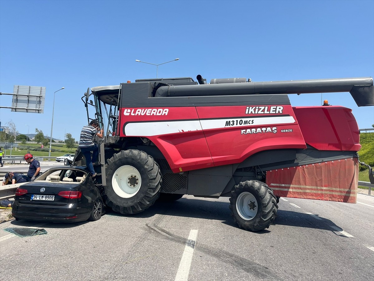 Balıkesir'in Altıeylül ilçesinde biçerdöverle çarpışan otomobildeki 2 kişi yaralandı.