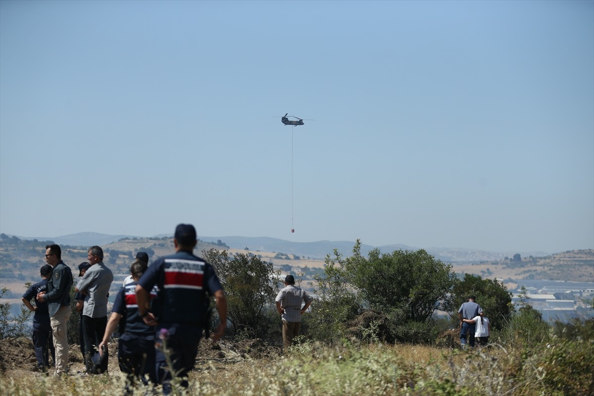 Balıkesir'in Altıeylül ilçesinde tarım arazisinde çıkan yangın, havadan ve karadan müdahaleyle...