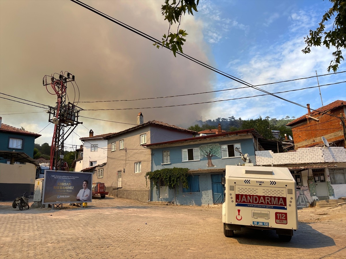 Balıkesir'in Havran ilçesinde araziden ormanlık alana sıçrayan yangını kontrol altına alma...