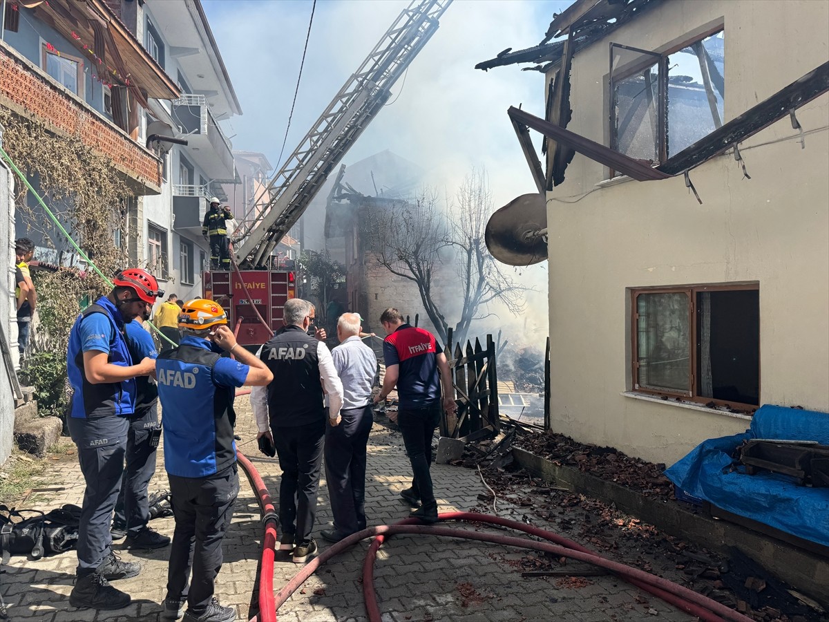 Bartın'da 2 evde hasara neden olan yangın itfaiye ekiplerince söndürüldü.