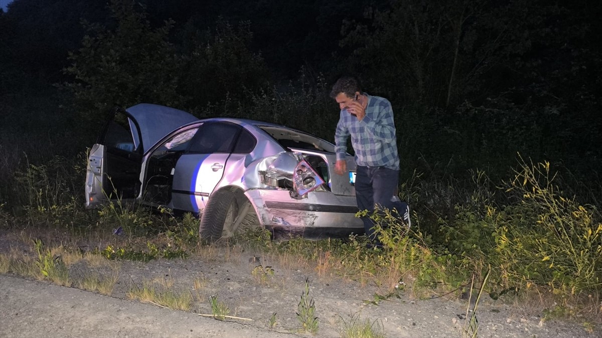 Bartın'da otomobil ile hafif ticari aracın çarpışması sonucu 1'i ağır 8 kişi yaralandı.