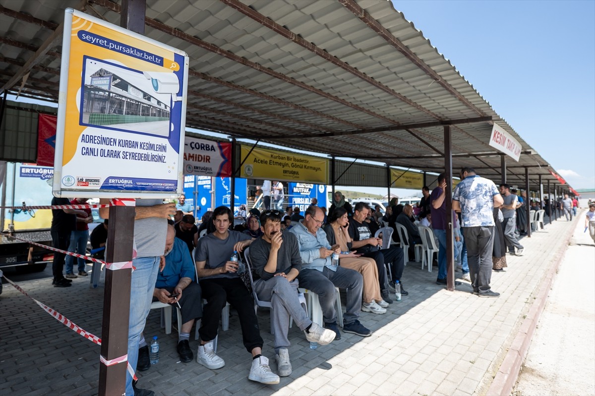 Başkentte Kurban Bayramı'nın birinci gününde kesimhane ve kurban pazarlarında yoğunluk yaşanıyor....