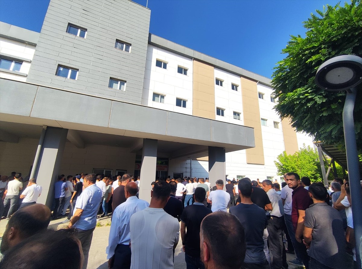 Batman'ın Sason ilçesinde bilirkişi heyetini taşıyan aracın şarampole yuvarlanması sonucu 5 kişi...