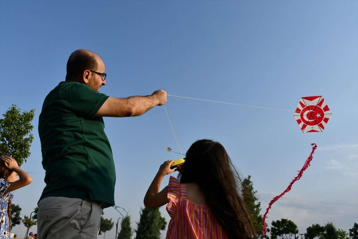 Batman’da Türk Kızılay’ın kuruluşunun 157. yılı dolayısıyla uçurtma şenliği düzenlendi.  Gültepe...