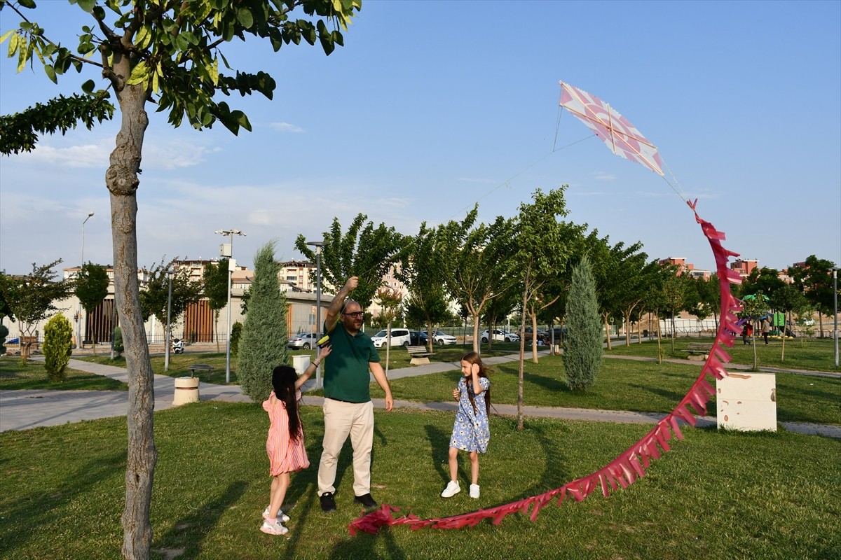 Batman’da Türk Kızılay’ın kuruluşunun 157. yılı dolayısıyla uçurtma şenliği düzenlendi.  Gültepe...