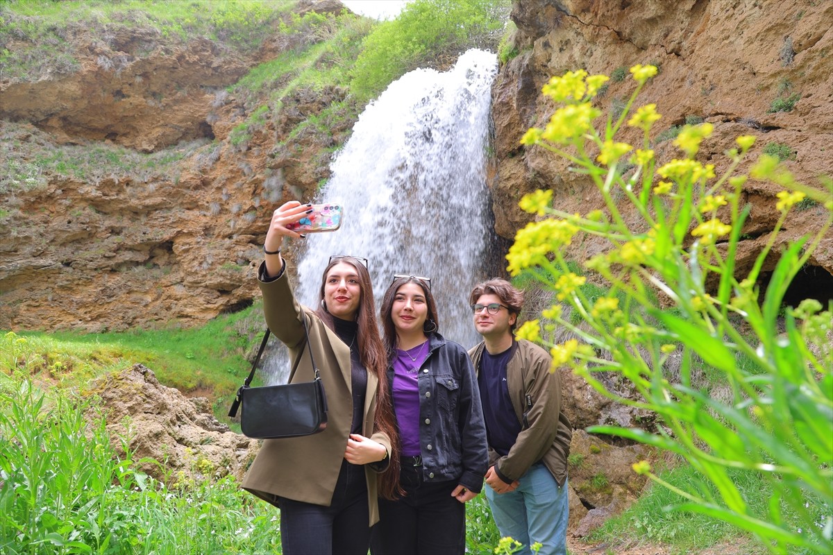 Bayburt'ta karların erimesiyle debisi yükselen Sırakayalar Şelalesi, çevresindeki doğal...