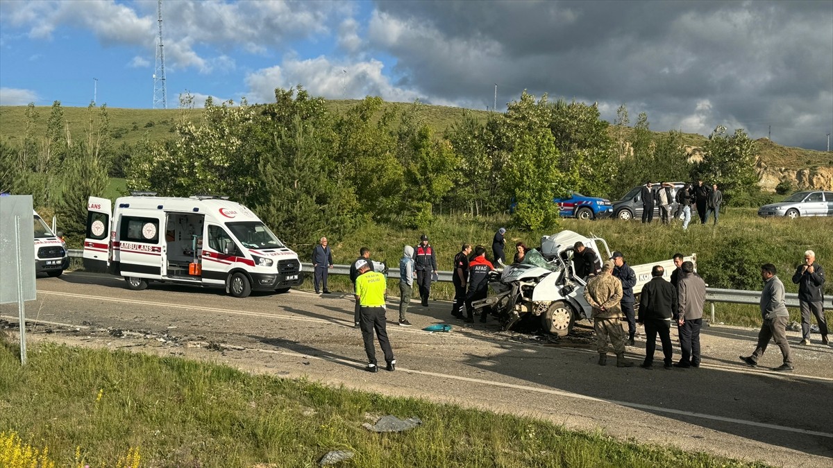 Bayburt-Erzincan kara yolunun Demirözü yol ayrımında tır ile kamyonetin çarpıştığı kazada 1 kişi...
