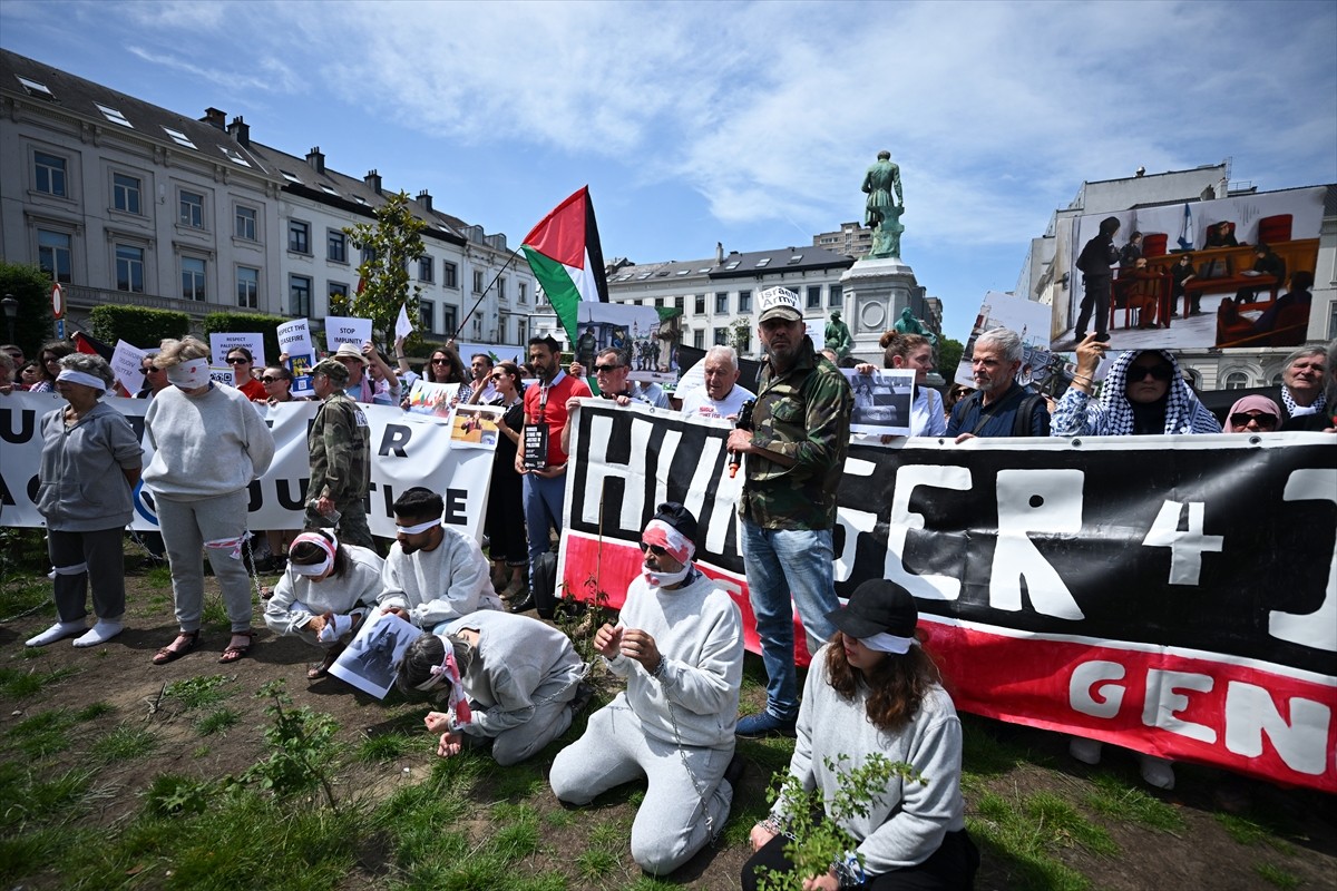 Belçika'nın başkenti Brüksel'deki Avrupa Parlamentosu (AP) önünde, 16 Haziran'da bir kilisede...