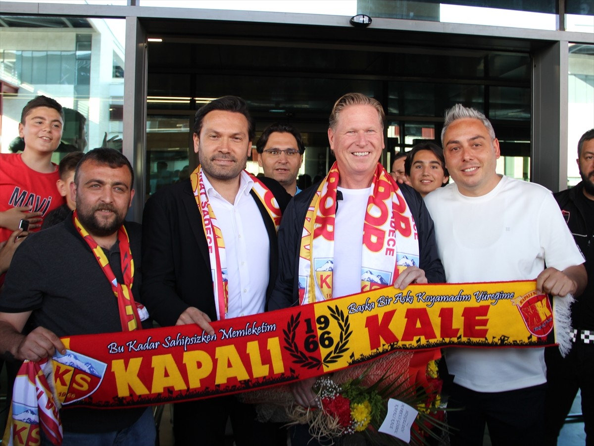 Bellona Kayserispor'un anlaşmaya vardığı Alman teknik direktör Markus Gisdol (sağ 2), Kayseri'ye...