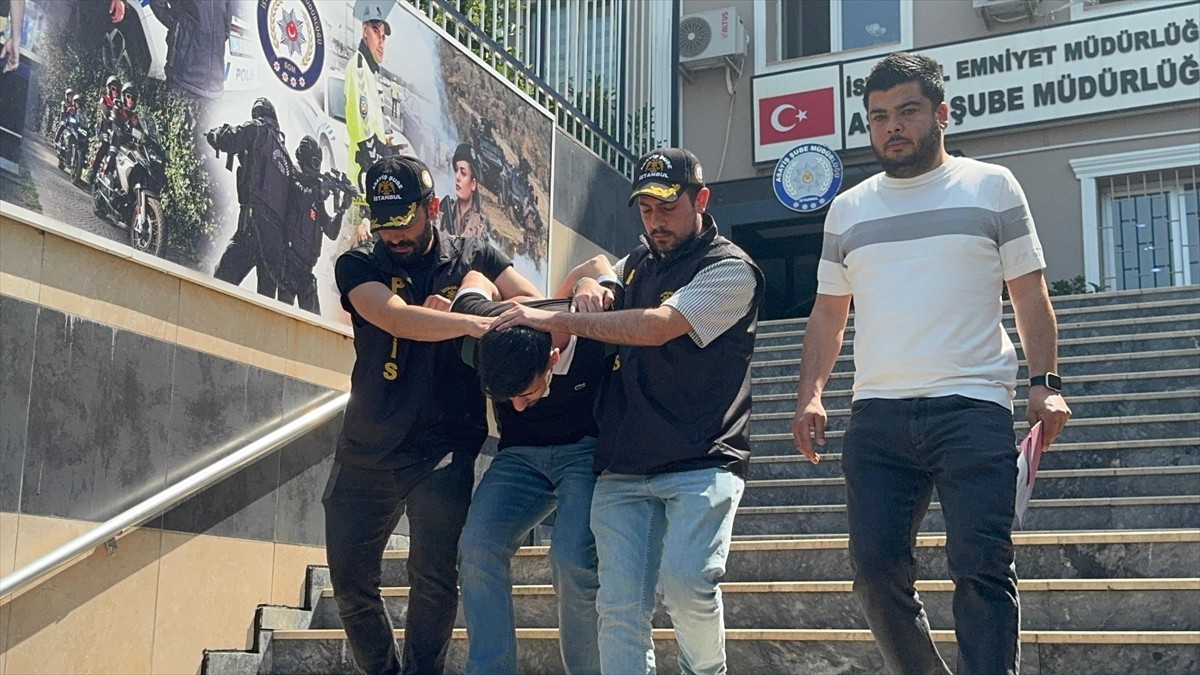 Beşiktaş'ta, bir iş yerini kurşunladıkları iddiasıyla gözaltına alınan 3 şüpheliden 2'si...