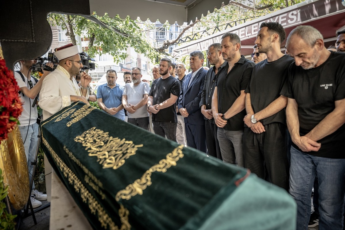 Beşiktaş Futbol Takımı Yardımcı Antrenörü Serdar Topraktepe'nin (sağ 4) yaşamını yitiren ağabeyi...