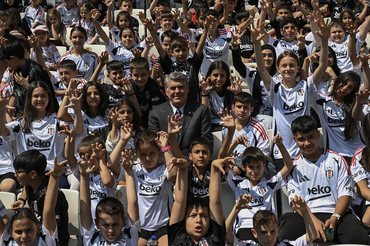 Beşiktaş Kulübü Başkanı Serdal Adalı, "Bir Forma Benden Sana Kardeşim" etkinliği için Tüpraş...