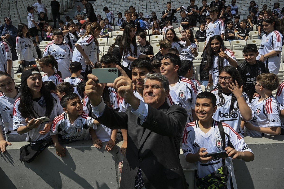 Beşiktaş Kulübü Başkanı Serdal Adalı, "Bir Forma Benden Sana Kardeşim" etkinliği için Tüpraş...