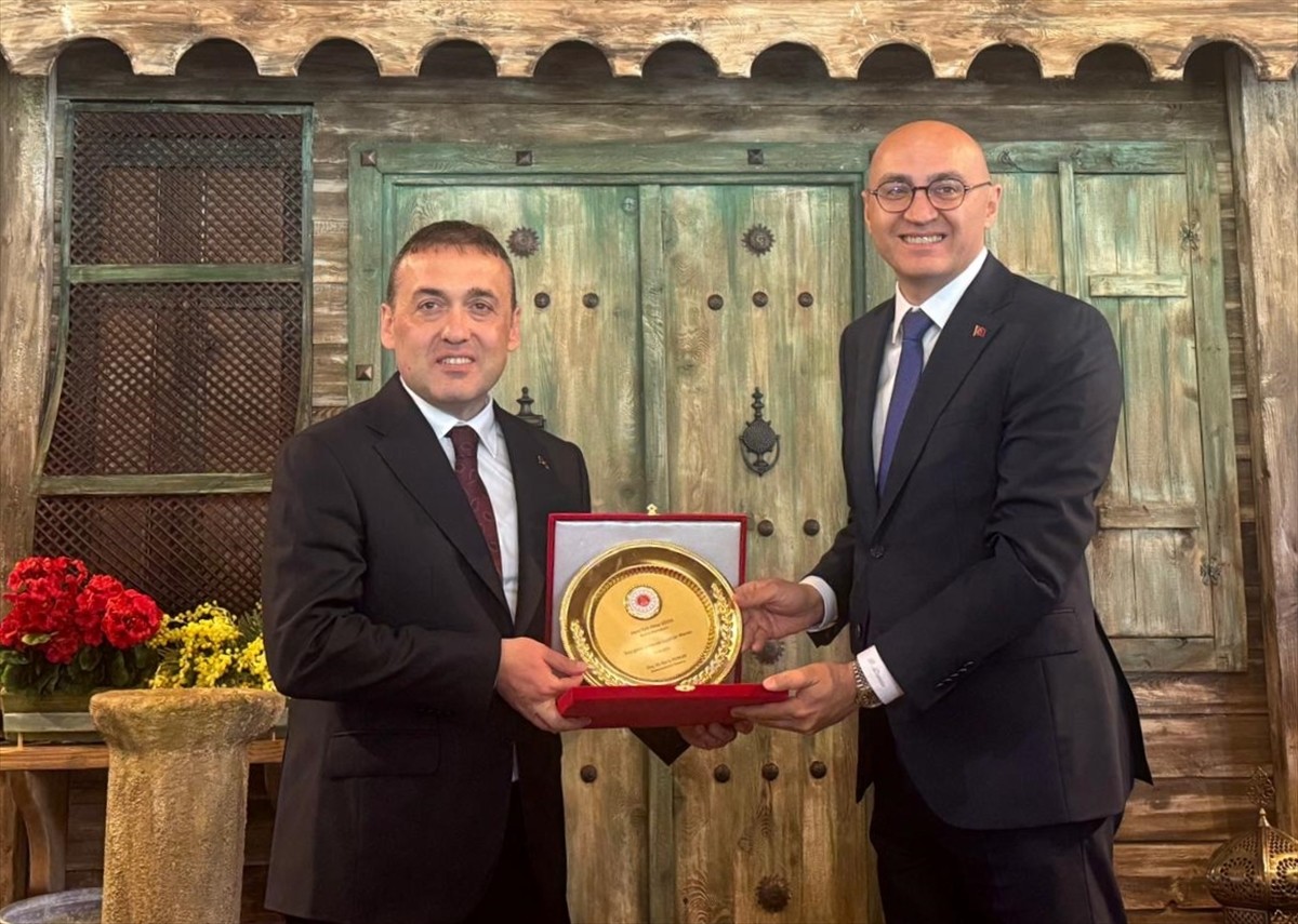 Beykoz Cumhuriyet Başsavcısı Barış Duman (sağda), Bilecik Valiliğine atanan Beykoz Kaymakamı Faik...