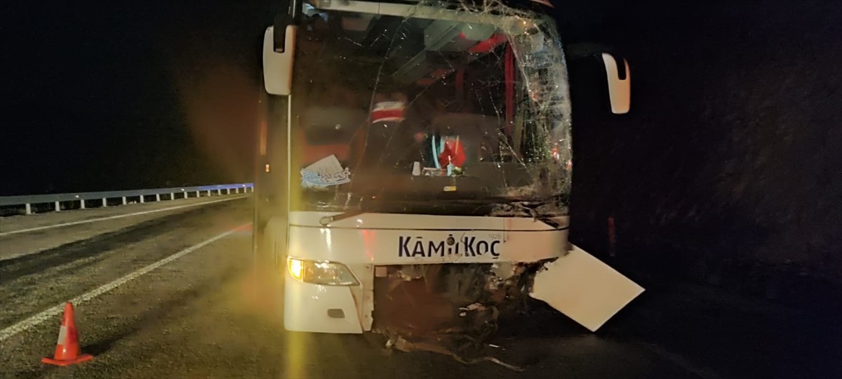  Beyşehir-Antalya karayolunda yolcu otobüsü ile çarpışan otomobilin sürücüsü hayatını...