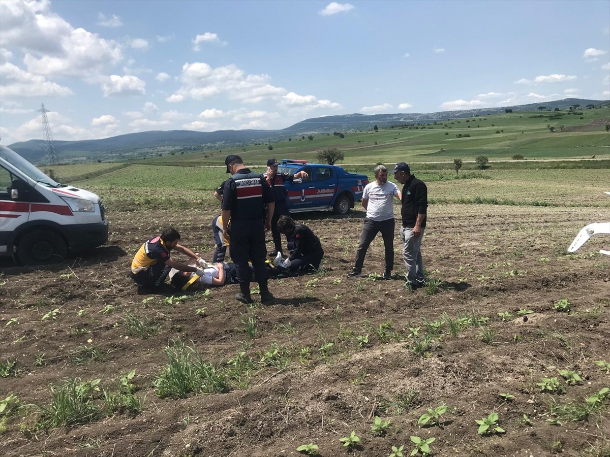 Bilecik'in Bozüyük ilçesinde tarlaya zorunlu iniş yaparken ters dönen eğitim uçağının pilotu...