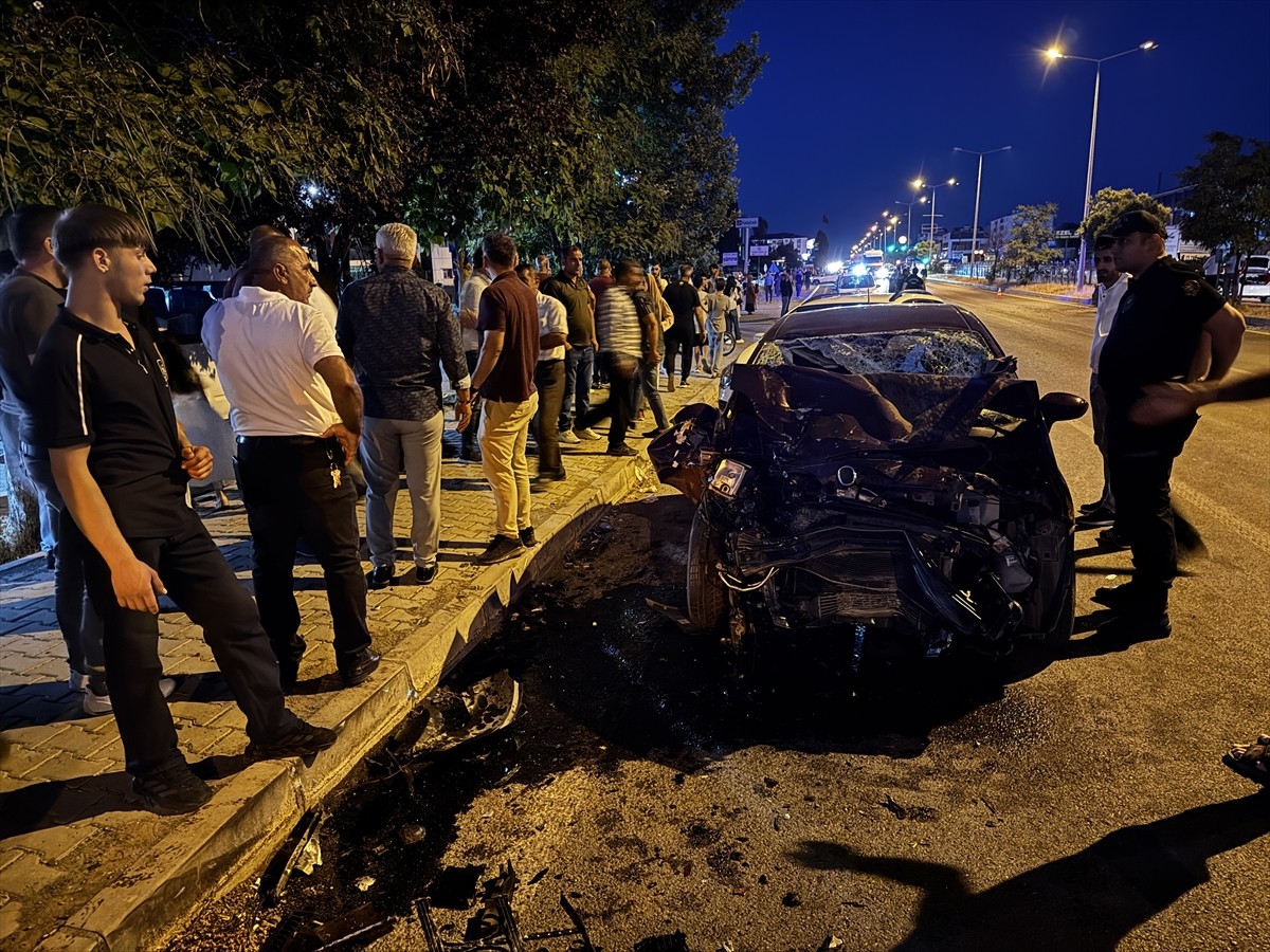 Bingöl'de 4 aracın karıştığı trafik kazasında 1'i bebek 5 kişi yaralandı.