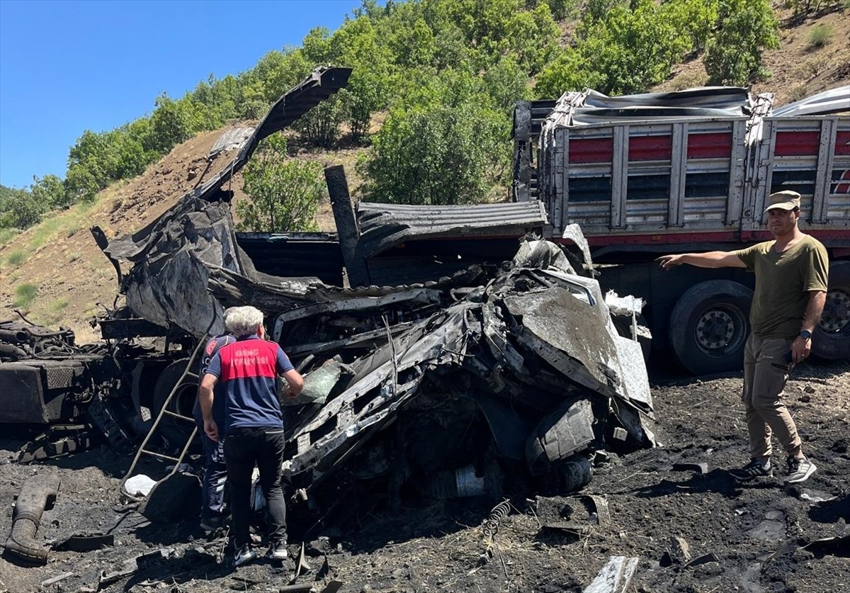 Bingöl'ün Genç ilçesinde demir tozu taşıyan tırın devrilmesi sonucu sürücü hayatını...