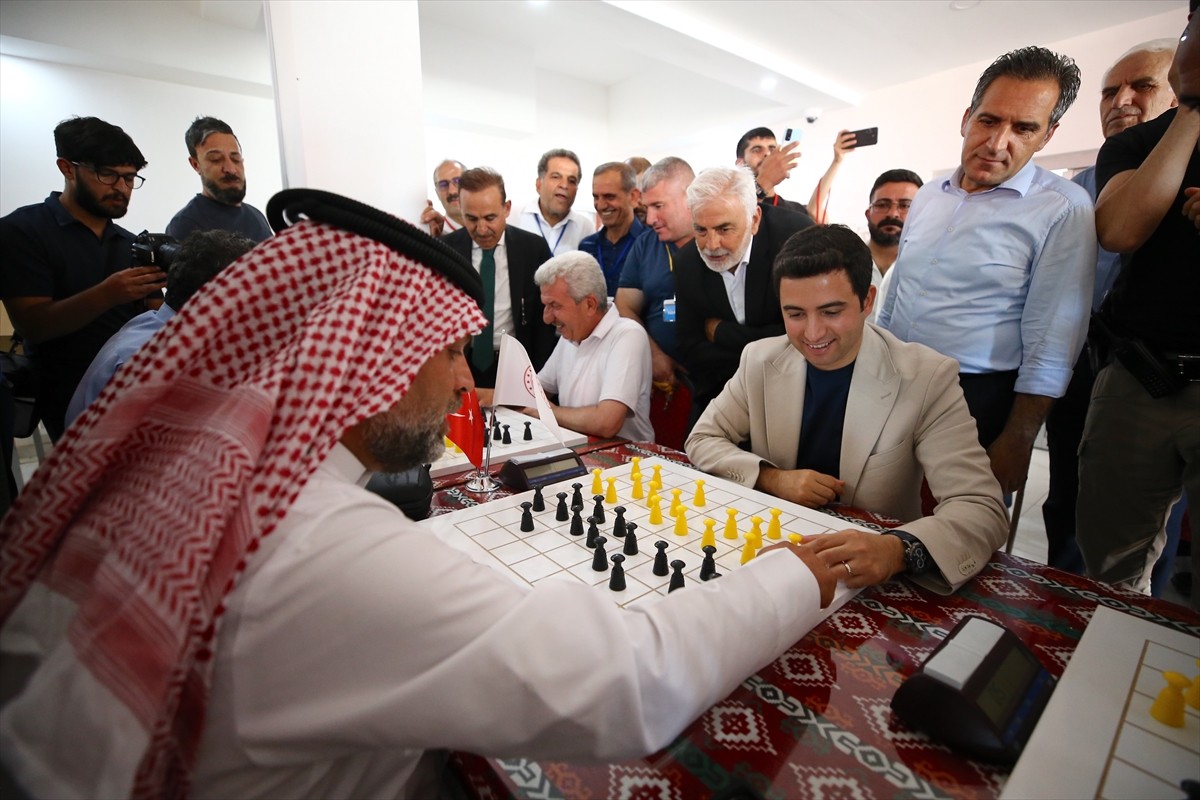 Bingöl'ün Genç ilçesinde düzenlenen "1. Uluslararası Dama Turnuvası" başladı.