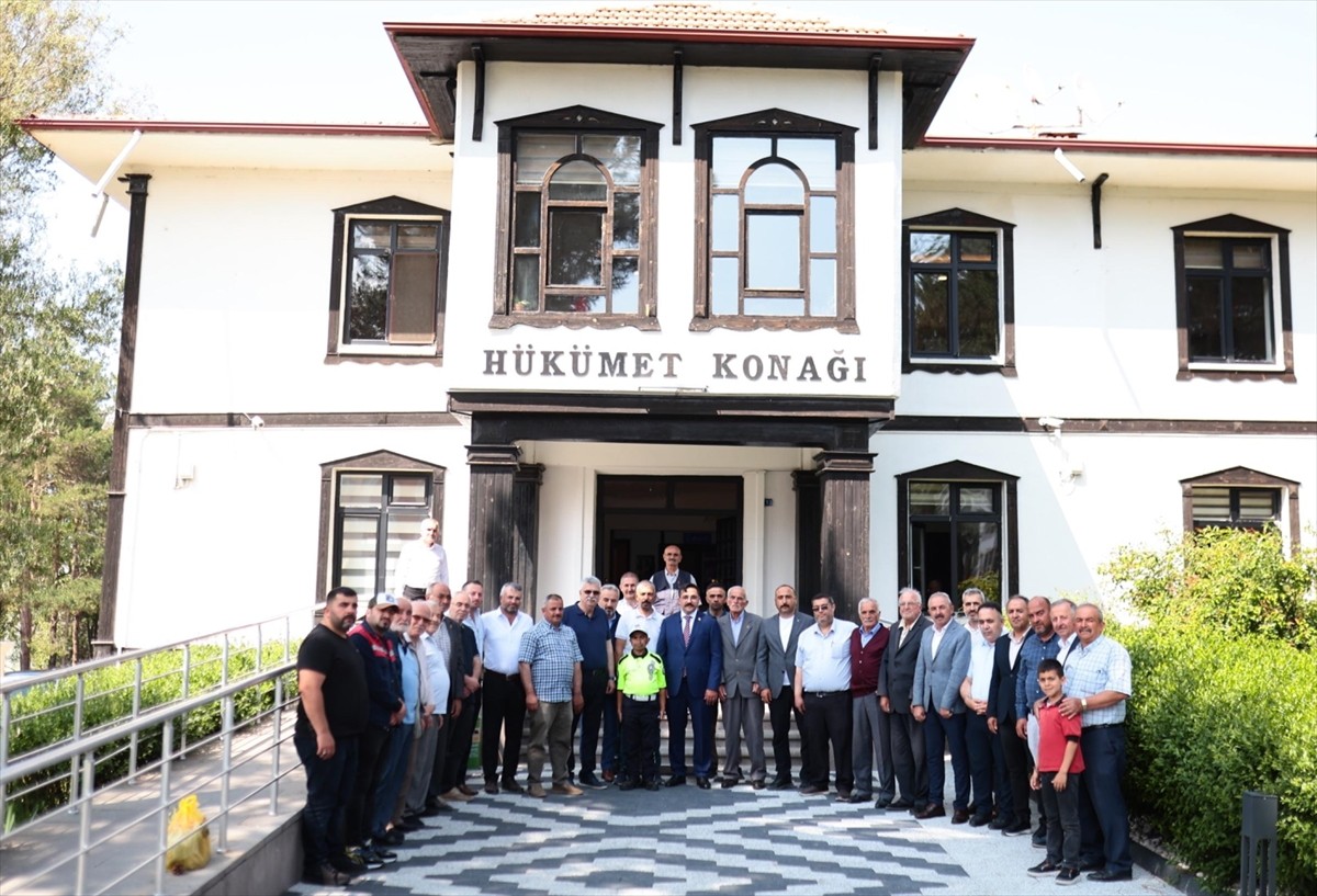 Bingöl'ün Kiğı ilçesine tayini çıkan Kastamonu'nun Devrekani Kaymakamı Hüseyin Çamkerten (ortada)...