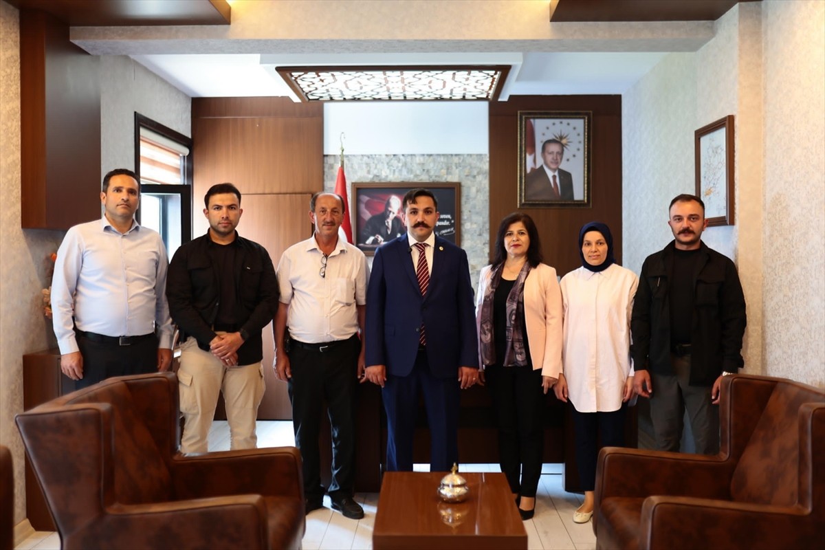 Bingöl'ün Kiğı ilçesine tayini çıkan Kastamonu'nun Devrekani Kaymakamı Hüseyin Çamkerten (ortada)...