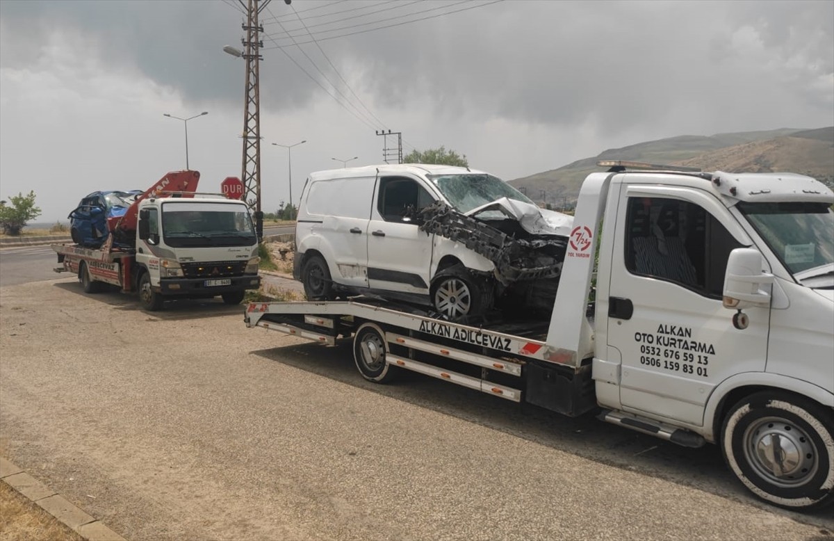 Bitlis'in Adilcevaz ilçesinde otomobille hafif ticari aracın çarpışması sonucu 2 kişi hayatını...
